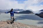 Brincando com o vento no mesmo mirante onde, 23 anos antes, estive para observar a geleira Grey, parque nacional Torres del Paine, no sul do Chile